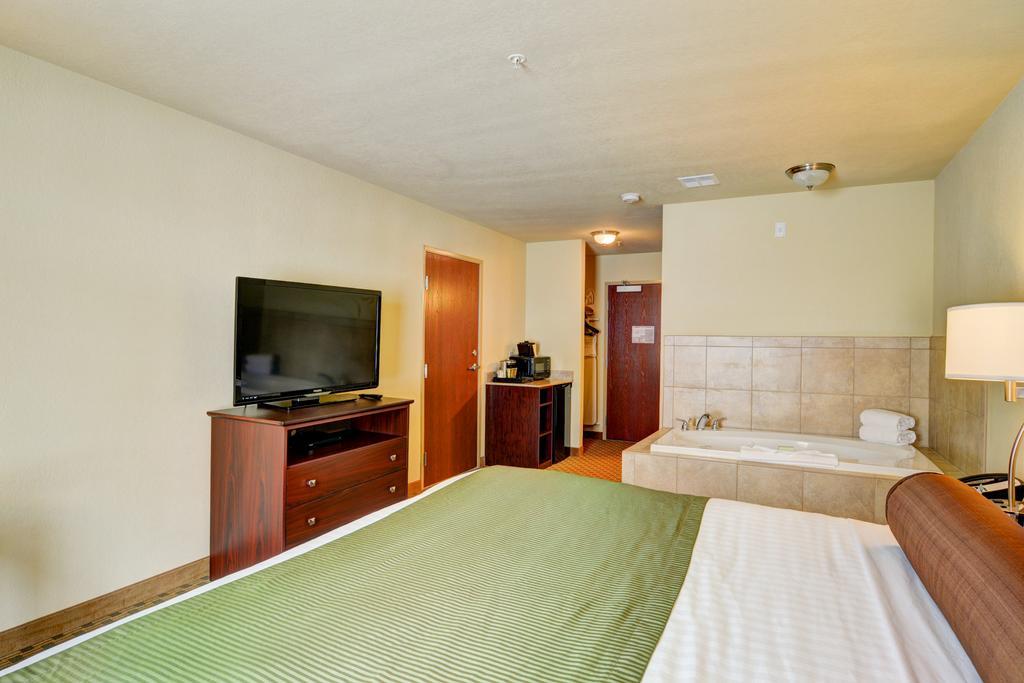 Cobblestone Hotel & Suites - Punxsutawney エクステリア 写真