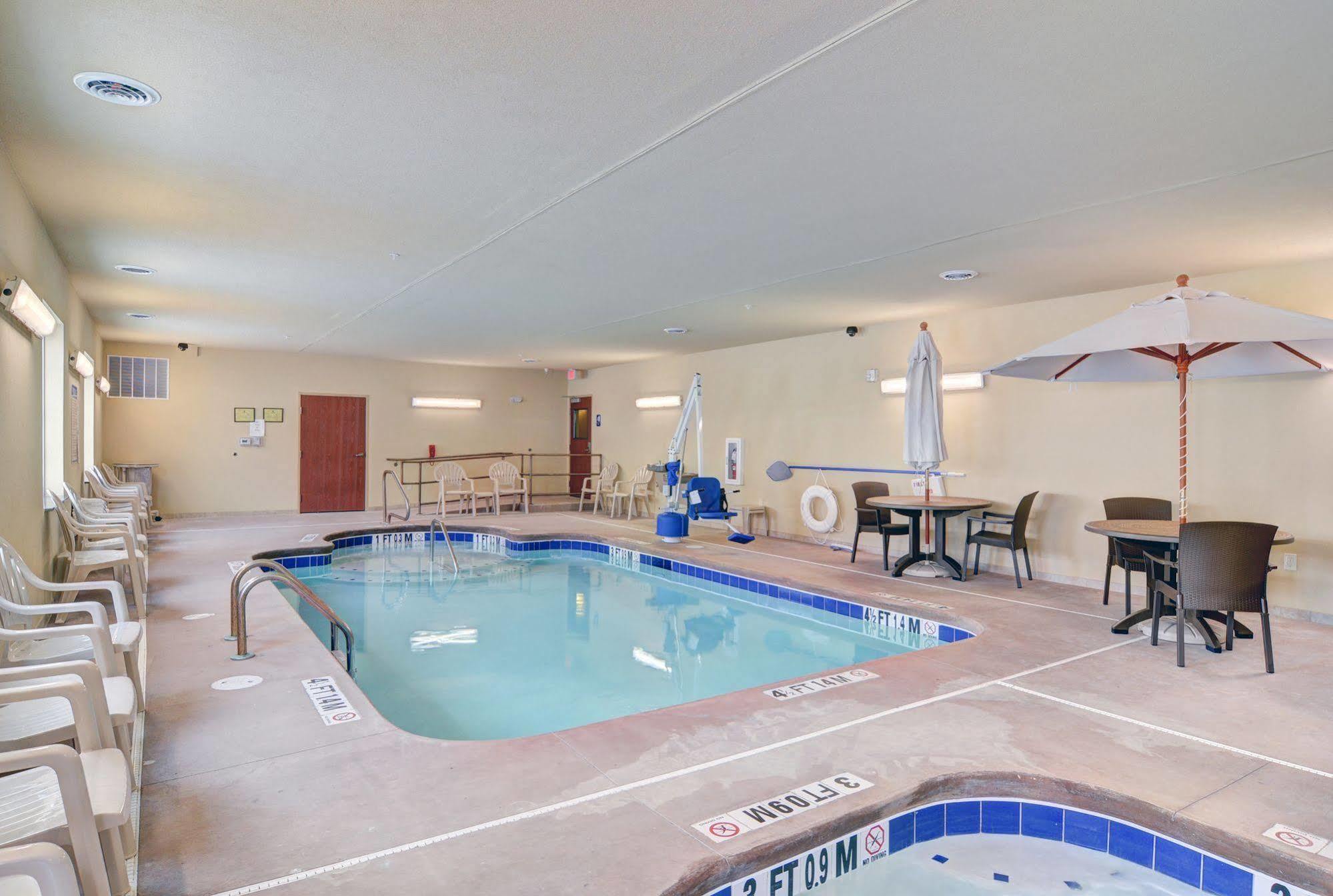 Cobblestone Hotel & Suites - Punxsutawney エクステリア 写真