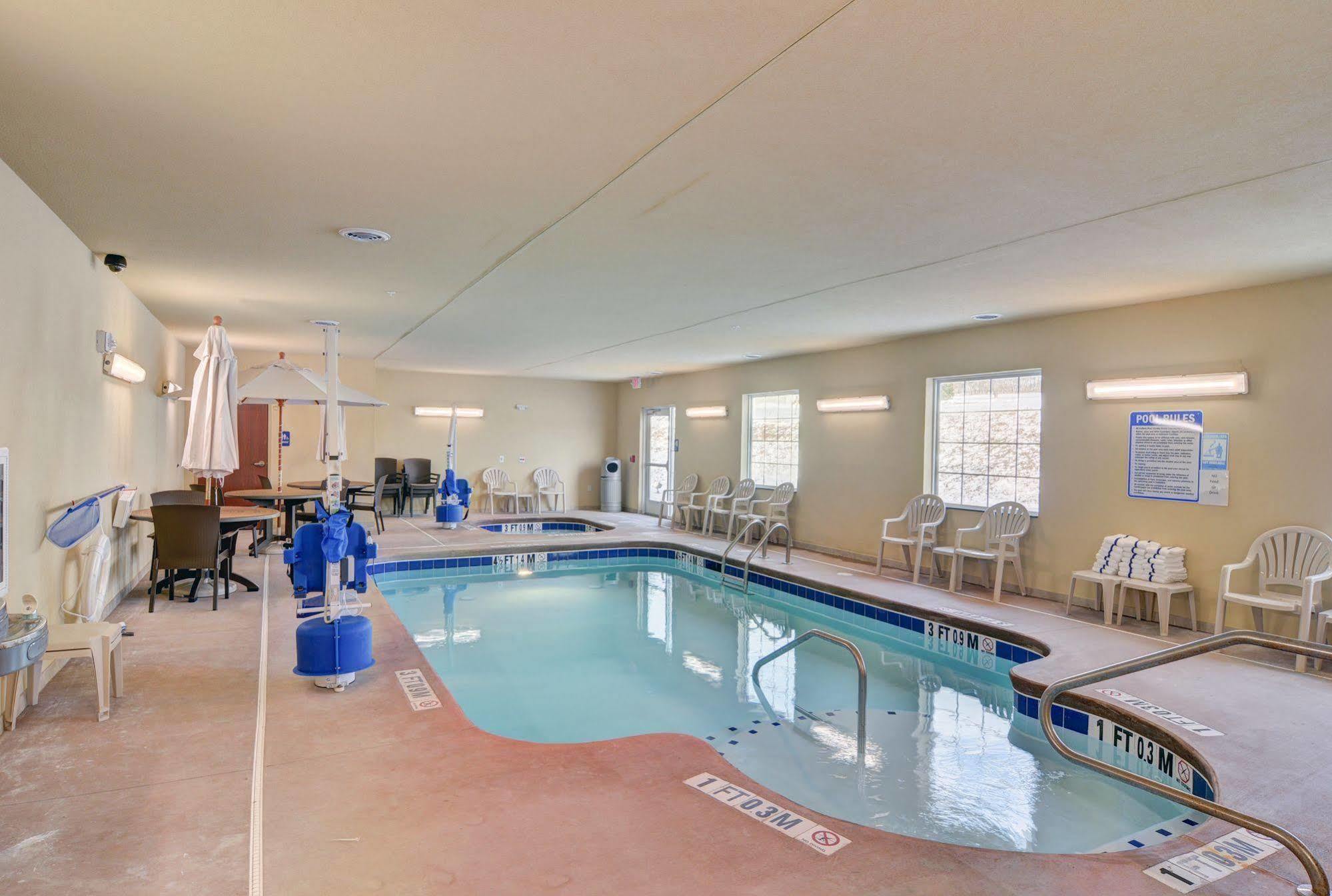 Cobblestone Hotel & Suites - Punxsutawney エクステリア 写真